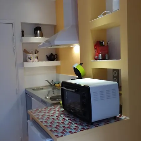 Hotel Bernadette' Cosy Flat - 3 Minutes Walk Main Door To Sanctuary Entrance- Old Town - Bernadette De Soubirous's Neighborhood - Chapel For Prayer On Site 3*
