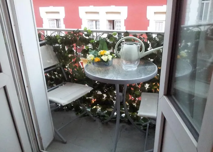 מלון Bernadette' Cosy Flat - 3 Minutes Walk Main Door To Sanctuary Entrance- Old Town - Bernadette De Soubirous's Neighborhood - Chapel For Prayer On Site 3*