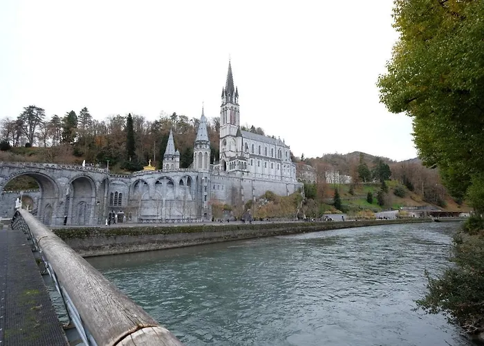 Bernadette' Cosy Flat - 3 Minutes Walk Main Door To Sanctuary Entrance- Old Town - Bernadette De Soubirous's Neighborhood - Chapel For Prayer On Site מלון 3*