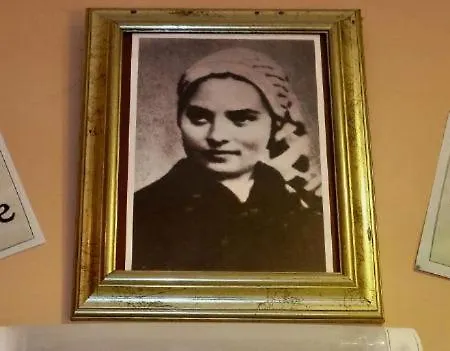 فندق Bernadette' Cosy Flat - 3 Minutes Walk Main Door To Sanctuary Entrance- Old Town - Bernadette De Soubirous's Neighborhood - Chapel For Prayer On Site 3*