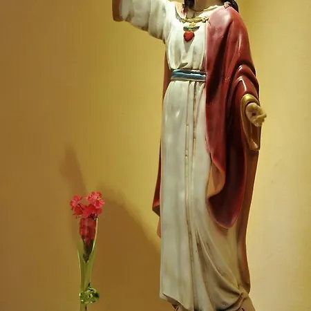 酒店 Bernadette' Cosy Flat - 3 Minutes Walk Main Door To Sanctuary Entrance- Old Town - Bernadette De Soubirous's Neighborhood - Chapel For Prayer On Site 3*