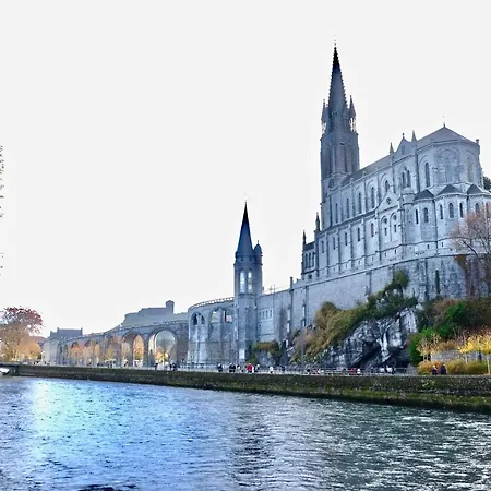 Bernadette' Cosy Flat - 3 Minutes Walk Main Door To Sanctuary Entrance- Old Town - Bernadette De Soubirous's Neighborhood - Chapel For Prayer On Site 3* لورد