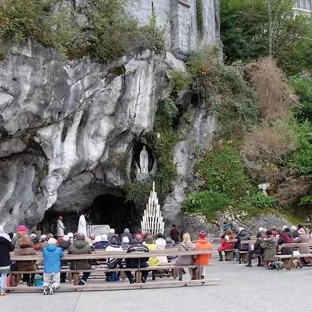 酒店 Bernadette' Cosy Flat - 3 Minutes Walk Main Door To Sanctuary Entrance- Old Town - Bernadette De Soubirous's Neighborhood - Chapel For Prayer On Site 3*