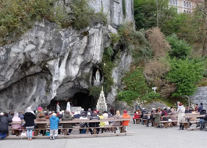 Hotel Bernadette' Cosy Flat - 3 Minutes Walk Main Door To Sanctuary Entrance- Old Town - Bernadette De Soubirous's Neighborhood - Chapel For Prayer On Site 3*