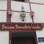 Bernadette' Cosy Flat - 3 Minutes Walk Main Door To Sanctuary Entrance- Old Town - Bernadette De Soubirous's Neighborhood - Chapel For Prayer On Site Hotell 3*