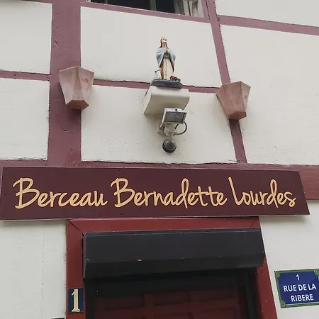 Bernadette' Cosy Flat - 3 Minutes Walk Main Door To Sanctuary Entrance- Old Town - Bernadette De Soubirous's Neighborhood - Chapel For Prayer On Site Hotel 3*