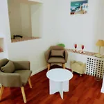 Bernadette' Cosy Flat - 3 Minutes Walk Main Door To Sanctuary Entrance- Old Town - Bernadette De Soubirous's Neighborhood - Chapel For Prayer On Site 호텔